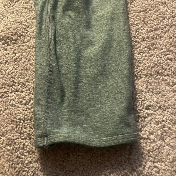 EUC Tek Gear Gray Cropped Leggings with Criss Cross Cutouts Size Medium - Picture 4 of 7